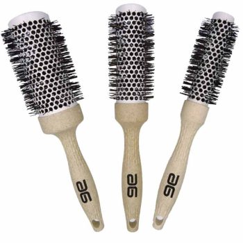 Set de tres cepillos redondos con mango de madera, barril ventilado con perforaciones y cerdas negras, ideales para peinados con volumen, alta calidad y disponibles en oferta.