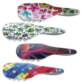 Cuatro cepillos para el pelo de alta calidad con mango y cerdas negras, presentados en diseños coloridos: flores rosas y amarillas, cactus y dibujos verdes, ondas abstractas multicolores y mosaico de cuadros brillantes.