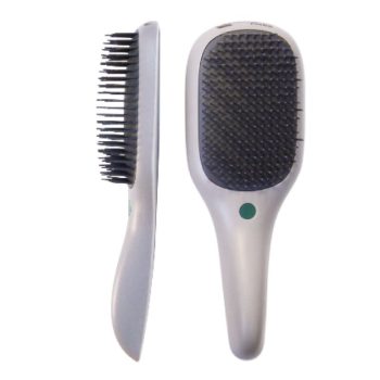 Cepillo de pelo tipo paleta gris mostrado de frente y de lado con almohadilla negra y cerdas de punta redondeada, mango ergonómico y pequeño círculo verde, descripción SEO para 'profesional' y referencia sutil a producto.