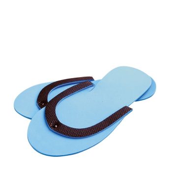 Chanclas azules con tiras marrón oscuro colocadas una sobre otra sobre fondo blanco, diseño sencillo y aspecto 'alta calidad'.