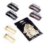 Varios clips metálicos para extensiones de cabello en colores negro, marrón y dorado agrupados alrededor de un paquete negro con múltiples piezas, ideales para uso profesional y con aspecto premium.
