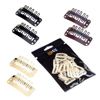 Varios clips metálicos para extensiones de cabello en colores negro, marrón y dorado agrupados alrededor de un paquete negro con múltiples piezas, ideales para uso profesional y con aspecto premium.