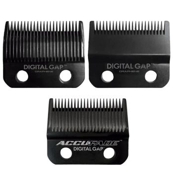 Tres cuchillas de recambio negras para cortapelos con dientes finos y dos agujeros de montaje, dispuestas dos arriba y una abajo, con logotipos visibles y apariencia pulida de alta calidad.