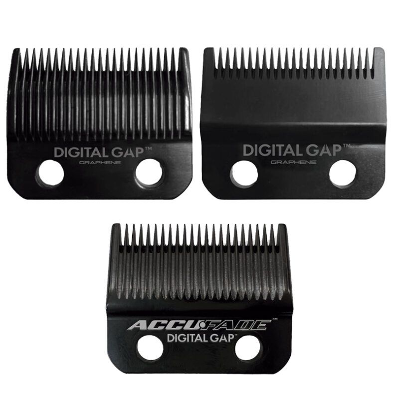 Tres cuchillas de recambio negras para cortapelos con dientes finos y dos agujeros de montaje, dispuestas dos arriba y una abajo, con logotipos visibles y apariencia pulida de alta calidad.