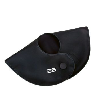 Capa semicircular negra con abertura para el cuello, cierre de broche y acabado liso, indicada para uso 'profesional'.