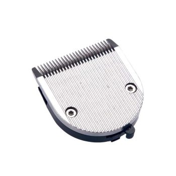 Cuchilla metálica de recambio para cortapelos con dientes finos, tornillos visibles y base de plástico negro, con aspecto 'profesional'.
