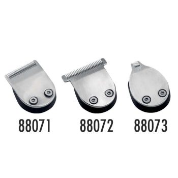 Tres cuchillas metálicas para cortapelos de formas diferentes con bases negras y tornillos visibles sobre fondo blanco, con aspecto profesional y acabado pulido certificado.