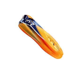 Cortauñas con cabeza cromada y mango ergonómico naranja translúcido sobre fondo blanco, imagen clara y funcional ideal para destacar 'mejor precio' con un toque innovador.