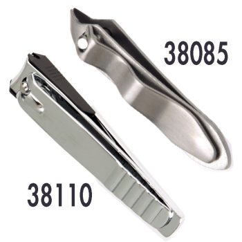Pinza para cutículas y cortauñas metálicos en acero inoxidable sobre fondo blanco, herramientas de manicura profesionales para peluquería.