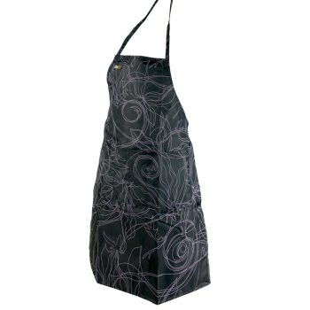 Delantal negro con estampado de líneas florales finas en tono claro, corte largo con bolsillo frontal y tirante al cuello, confeccionado en tejido de alta calidad que aporta un toque especial.