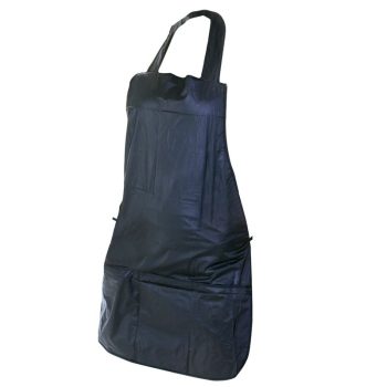 Delantal protector negro con tirante para el cuello y bolsillo frontal amplio, de acabado brillante y apariencia resistente, alta calidad.
