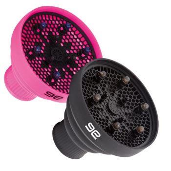 Dos difusores para secador de cabello, uno rosa y uno negro, con rejilla tipo panal y puntas para separar mechones, diseño apto para uso profesional.