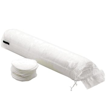 Rollo largo de almohadillas de algodón blanco con funda y cierre de cordón acompañado de una pila de discos redondos desmaquillantes, presentación de alta calidad.