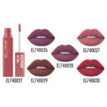 Envase de labial líquido mate con aplicador y cinco muestras de labios en tonos malva, coral, púrpura, marrón y rojo, ideal para uso profesional y adecuada para una sutil promoción.
