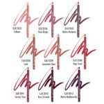 Nueve lápices delineadores de labios alineados en tres columnas con trazos de color que muestran tonos salmón, rosa beige, malva moderno, café, caramelo claro, rojo coral, cereza roja, rojo granate y malva medianoche para elección profesional.