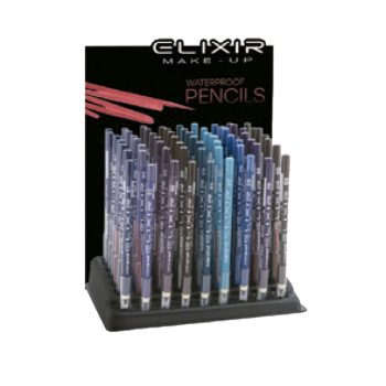 Expositor con múltiples lápices de maquillaje impermeables en gamas de azul, gris y morado dispuestos verticalmente sobre una base negra, con apariencia profesional de alta calidad.
