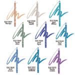 Nueve lápices delineadores con trazos de color y nombres de tonos visibles (navajo, blanco marfil, azul tiffany, verde oliva, azul egeo, azul cielo, azul aciano, turquesa brillante y noche violeta) dispuestos en cuadrícula, presentando alta calidad y alta pigmentación.