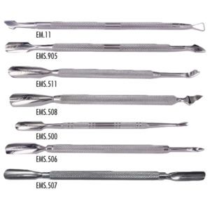 Conjunto de herramientas de acero inoxidable para manicura con puntas y empujadores de cutícula de doble extremo dispuestas horizontalmente sobre fondo blanco, diseñadas para uso profesional en peluquería ahora.