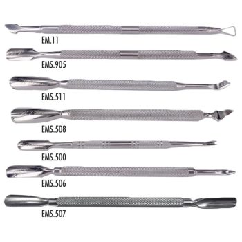 Conjunto de herramientas de acero inoxidable para manicura con puntas y empujadores de cutícula de doble extremo dispuestas horizontalmente sobre fondo blanco, diseñadas para uso profesional en peluquería ahora.
