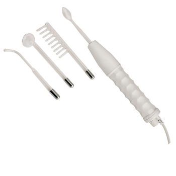 Dispositivo eléctrico blanco con mango ergonómico y cable acompañado de cuatro accesorios intercambiables (cucharilla, peine, sonda curvada y disco) para tratamientos estéticos de alta calidad.
