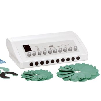 Unidad electrónica blanca con carcasa curvada y panel frontal con pantalla, perillas y botones, múltiples conectores en la parte inferior y varias almohadillas verdes en forma de disco apiladas delante, imagen de alta calidad.