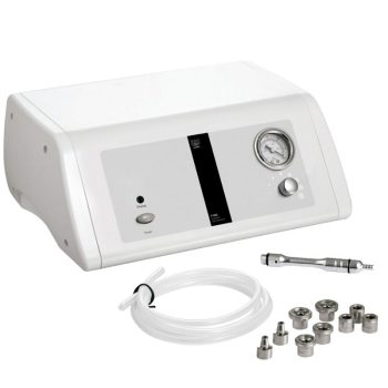 Equipo blanco de sobremesa con panel frontal que muestra un manómetro y perilla, acompañado de una manguera transparente, una pieza de mano metálica y varios acoplamientos metálicos, diseñado para uso profesional.