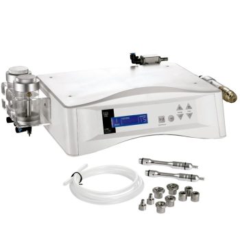 Equipo de sobremesa blanco con pantalla digital azul y botones, dos piezas de mano metálicas, manguera transparente, varios adaptadores metálicos y frascos laterales transparentes, presentado como herramienta para profesionales.