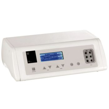 Unidad médica blanca de electroterapia con pantalla LCD que muestra una silueta corporal, botones táctiles y varios puertos para electrodos, diseño compacto y acabado de alta calidad.