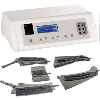 Dispositivo médico blanco con pantalla digital y panel de control acompañado de varios manguitos acolchados y correas para compresión de extremidades, presentado con acabado limpio y apariencia de alta calidad.