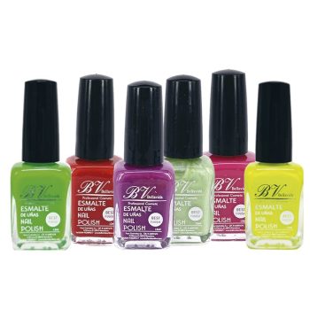 Seis frascos de esmalte de uñas en colores vibrantes (verde, rojo, morado, verde claro con brillo, rosa y amarillo) con tapas negras alineados en fila, ideales para manicura en peluquería.