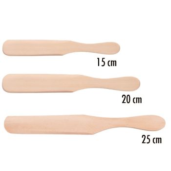 Tres espátulas de madera lisas con mango colocadas en paralelo sobre fondo blanco y marcadas con las medidas 15 cm, 20 cm y 25 cm, de aspecto profesional.