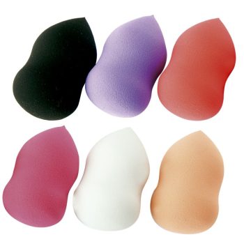 Seis esponjas de maquillaje con forma de lágrima en colores negro, morado, rojo, rosa, blanco y beige dispuestas en dos filas sobre fondo blanco, destinadas al uso en peluquería.