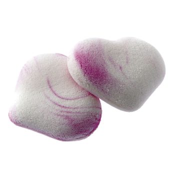 Dos golosinas tipo malvavisco en forma de corazón, blancas con sutiles vetas rosa y textura aterciopelada, fotografiadas sobre fondo blanco para resaltar detalles de 'alta calidad'.