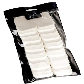 Bolsa plástica negra y transparente con numerosas esponjas de maquillaje rectangulares blancas apiladas en dos columnas, textura de espuma visible, alta calidad y fáciles de adquirir.