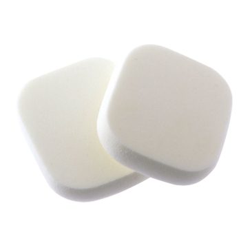 Dos esponjas de maquillaje blancas, de forma cuadrada con bordes redondeados y textura de espuma, dispuestas solapadas sobre fondo blanco para un acabado 'profesional'.