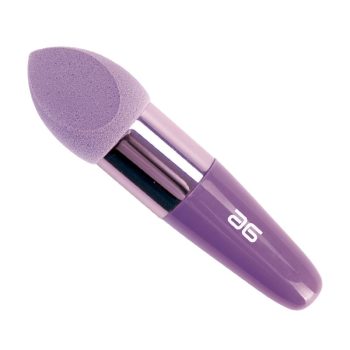 Esponja aplicadora de maquillaje morada con cabezal en punta y mango metálico brillante diseñada para acabado suave y uso profesional, gratis.