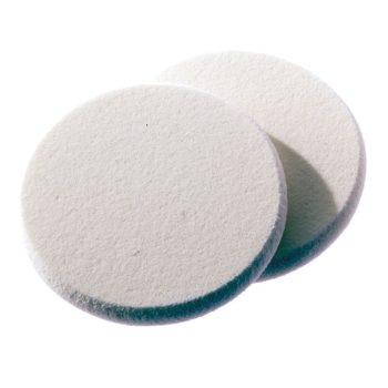 Dos discos redondos de fieltro blanco apilados sobre fondo blanco, textura suave y densa, sugeridos como producto para pulido y limpieza de alta calidad.