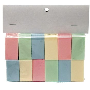 Paquete transparente con doce bloques rectangulares en tonos pastel dispuestos en dos filas bajo una tarjeta blanca perforada, con estética profesional y un toque efectivo.