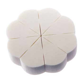 Esponja de maquillaje blanca con forma de flor y cortes radiales que dividen la pieza en ocho secciones para facilitar la aplicación uniforme y un acabado 'profesional'.