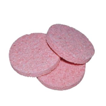 Tres discos exfoliantes redondos y rosados apilados, tipo almohadillas para limpieza facial en un salón de belleza.