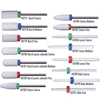 Brocas blancas de cerámica para uñas en varias formas (barril, barril punta redonda, cónica, lanza y bola) montadas en ejes metálicos o blancos y con anillas verdes, azules y rojas que indican distintos grados de abrasión, presentadas sobre fondo blanco, alta calidad.