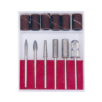 Set compacto de fresas metálicas y bandas abrasivas para taladro de uñas sobre base roja, diseñado para manicura y peluquería con acabado de calidad.