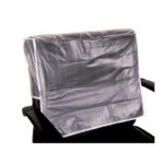 Funda plástica transparente colocada sobre el respaldo de una silla con reposabrazos, diseñada para mantener el asiento limpio y lista para uso profesional.