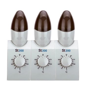 Tres dispositivos blancos alineados con tapas cónicas marrones sobre bases con diales circulares para ajustar la temperatura, de aspecto limpio y moderno, sugeridos para salones de belleza y con diseño eficiente.