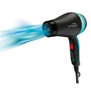 Secador de pelo negro con detalles turquesa, botones y cable visibles, emitiendo un chorro de aire azul estilizado que sugiere potencia y alta calidad.