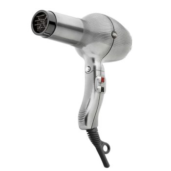 Secador de pelo plateado de mano con boquilla concentradora, controles laterales, cable con anilla para colgar y diseño ergonómico con acabado de alta calidad.