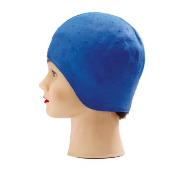 Maniquí en perfil izquierdo con gorro de natación azul texturizado con pequeños orificios sobre fondo blanco, presentación profesional de producto.