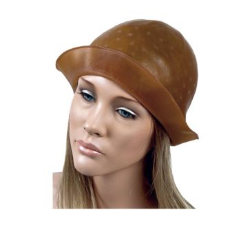 Maniquí femenino de rostro realista con ojos azules y cabello rubio que lleva un gorro marrón de goma tipo tratamiento de peluquería.