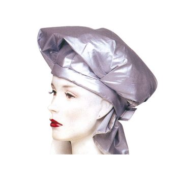 Maniquí de perfil con labios rojos y pestañas marcadas que lleva un turbante/gorro satinado plateado brillante atado en la nuca sobre fondo blanco, imagen de producto de 'alta calidad'.