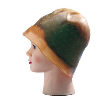 Maniquí femenino de perfil con un gorro de baño vintage de goma verde con borde beige y textura perforada, acabado de alta calidad que sugiere alta durabilidad.